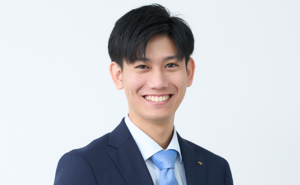 微笑む先輩社員