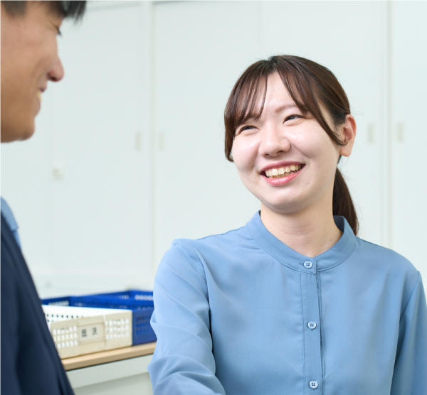 笑顔で接している先輩社員