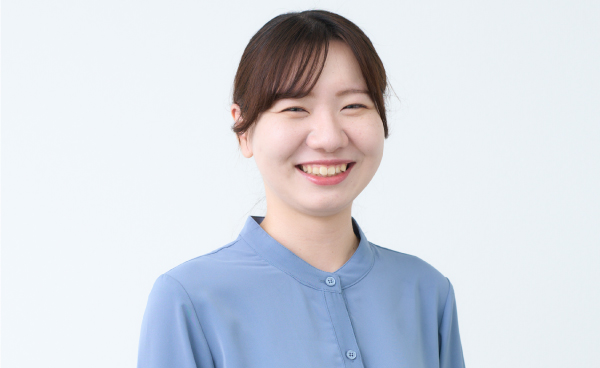 微笑む先輩社員