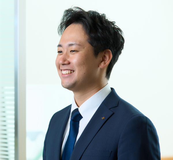 微笑む先輩社員