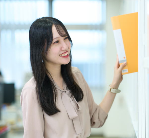 ファイルを書庫から取り出している先輩社員