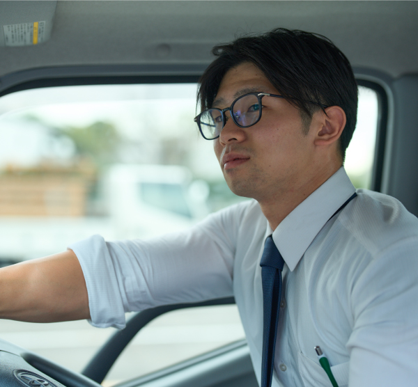 社用車を運転する先輩社員