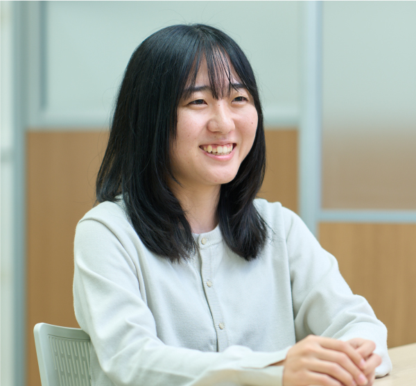 微笑む先輩社員
