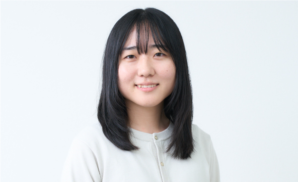 微笑む先輩社員