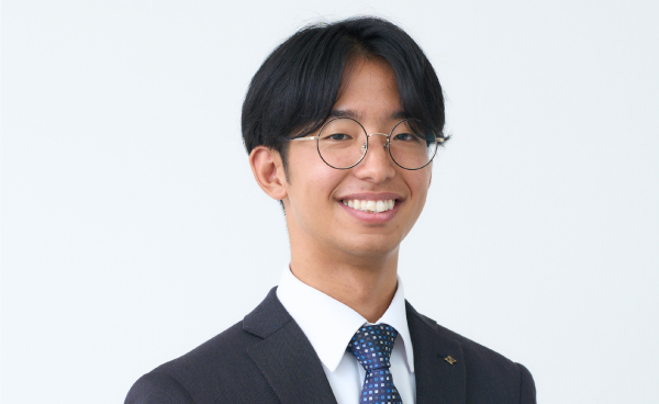 微笑む先輩先輩社員