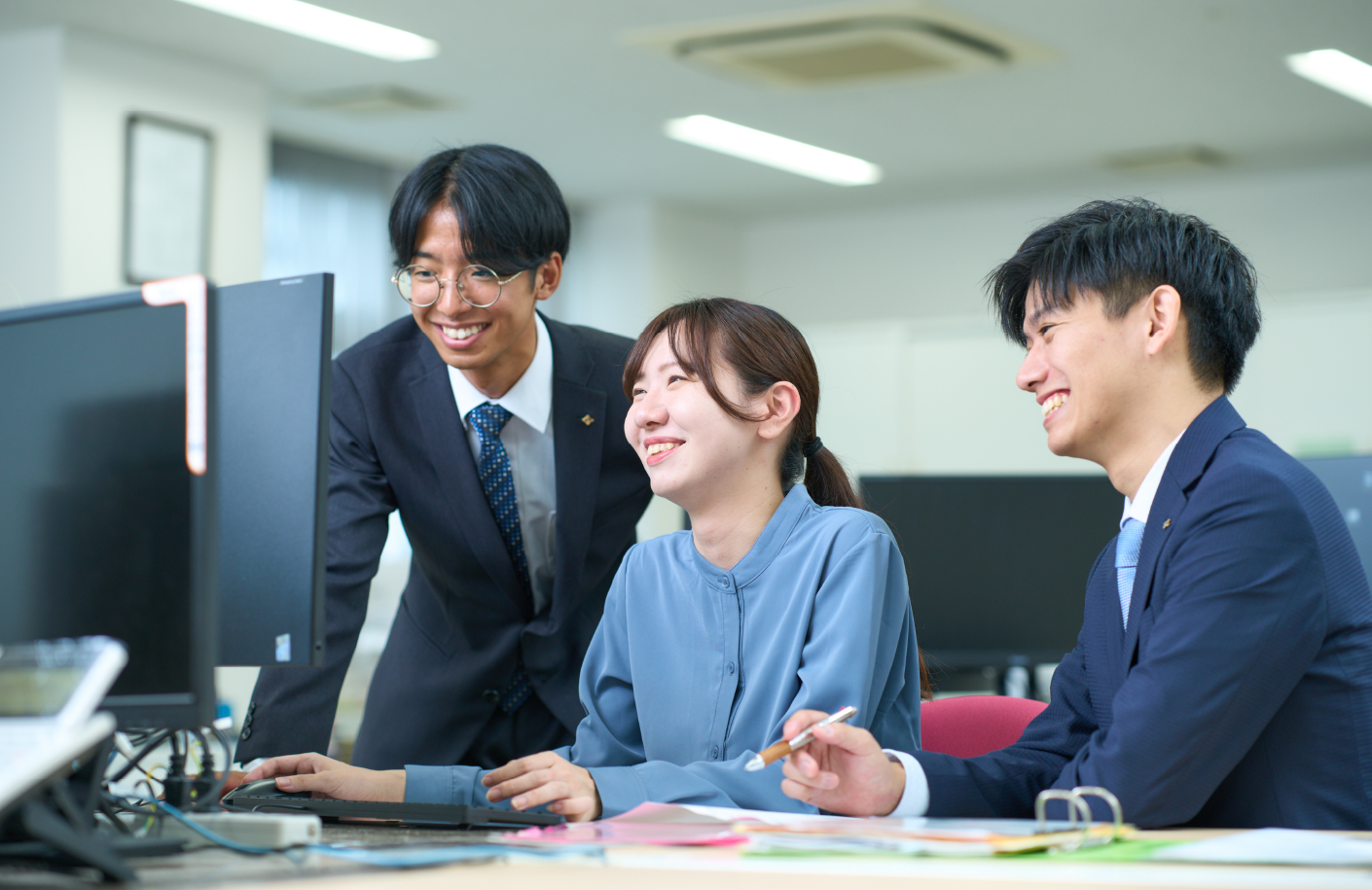 PCを前に語らう社員