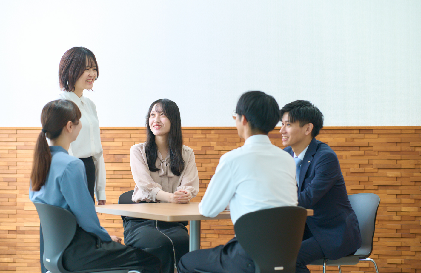 談笑する社員たち