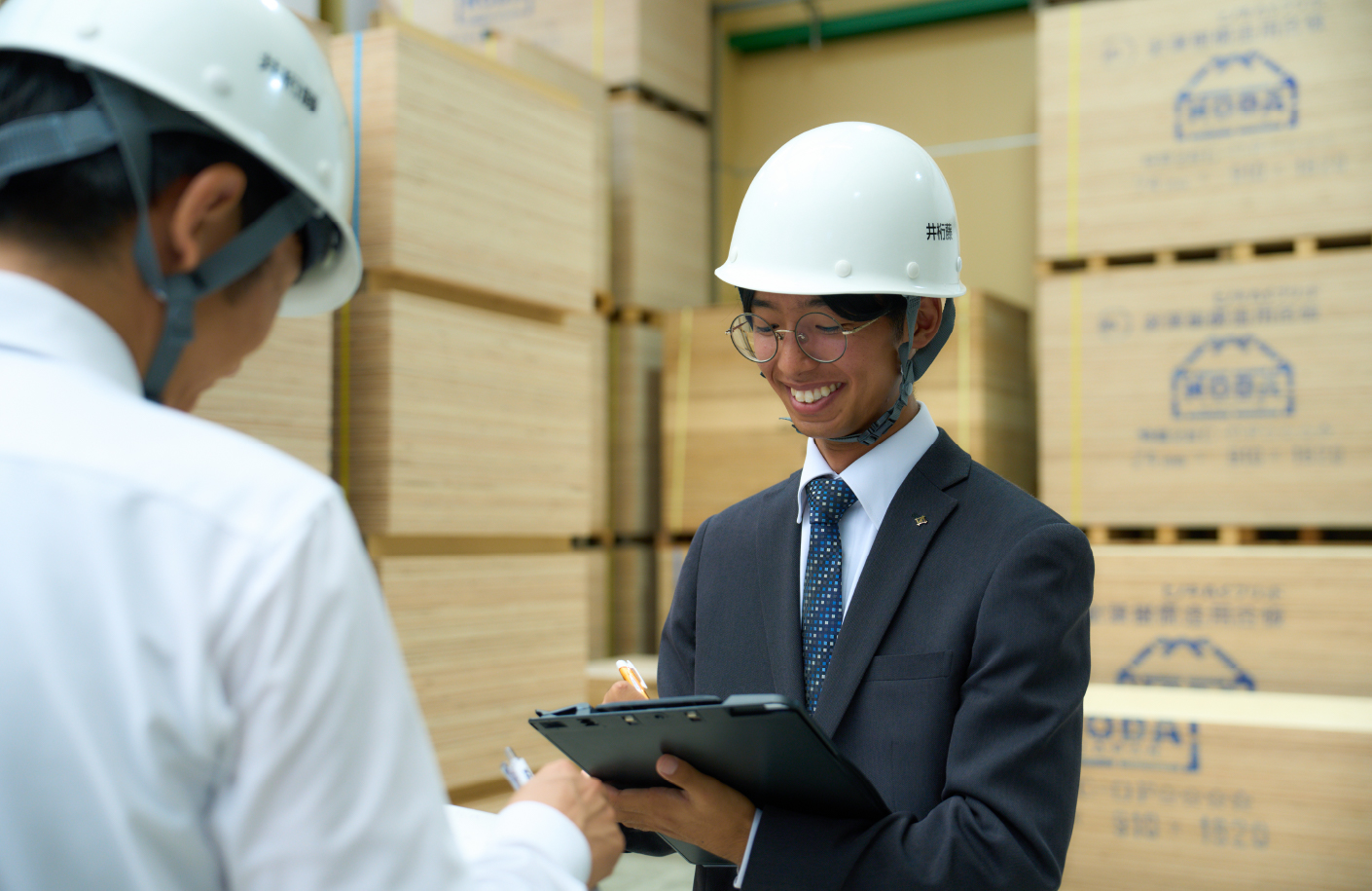 倉庫内で在庫チェックをする社員
