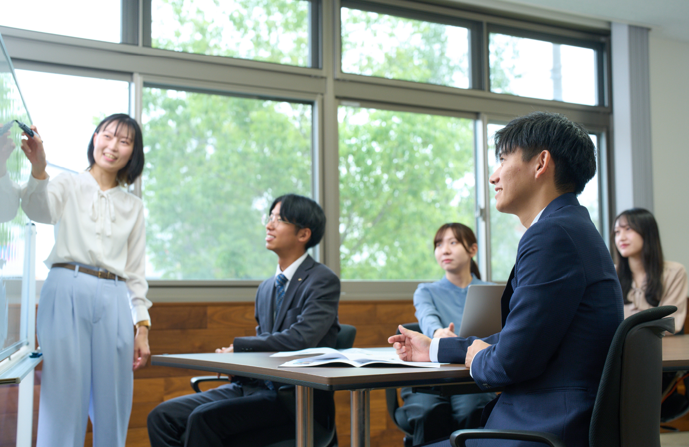 若手社員ミーティング 風景