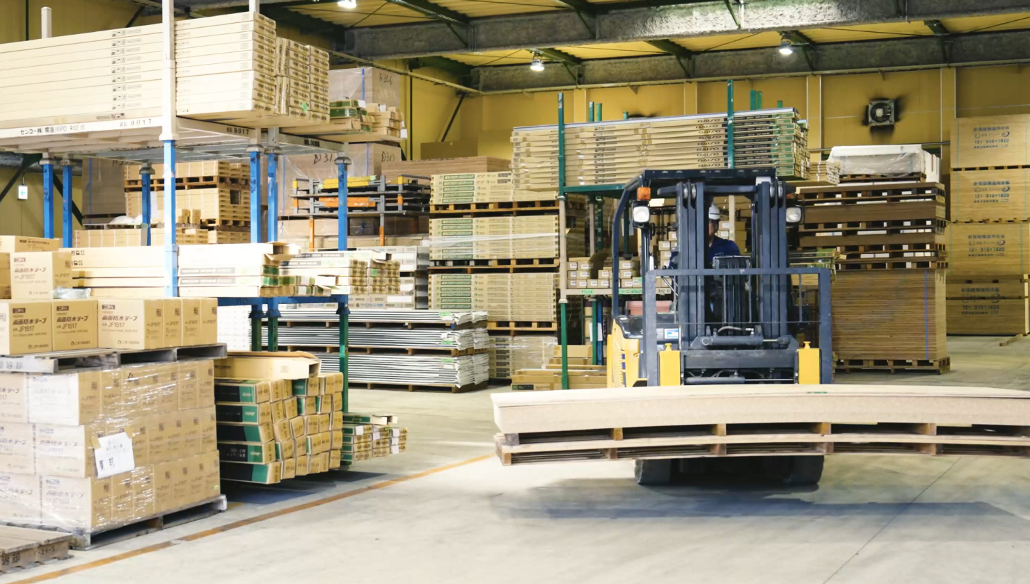 自社倉庫内を移動するフォークリフト